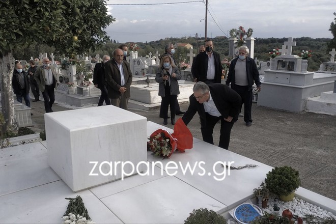Κουτσούμπας: Επισκέφθηκε τον τάφο του Μίκη Θεοδωράκη στα Χανιά