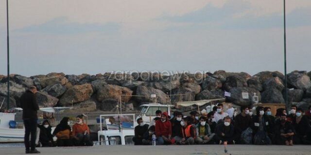 Κρήτη: Ένας νεκρός και 68 διασωθέντες μετανάστες σε σκάφος που εντοπίστηκε ανοιχτά της Γαύδου