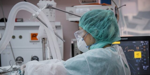 Κορονοϊός: Αρνητικό ρεκόρ εξαμήνου στους θανάτους