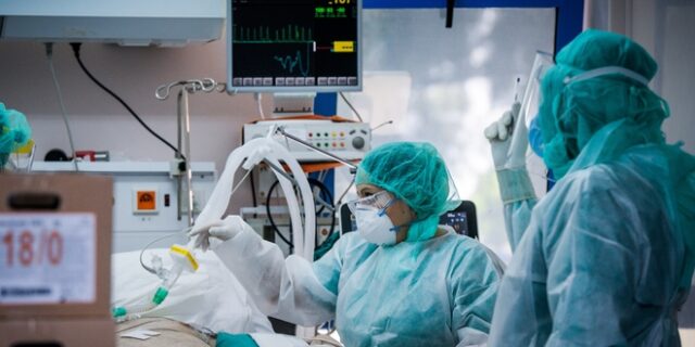 Κορονοϊός: “Μάχη’ στις εντατικές – Μικρή η ανταπόκριση ιδιωτών γιατρών