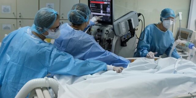 Κορονοϊός: Αυξήθηκαν 90% οι νοσηλείες μέσα σε δυο εβδομάδες