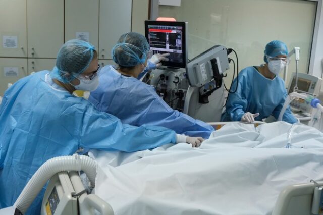 Κορονοϊός: Αυξήθηκαν 90% οι νοσηλείες μέσα σε δυο εβδομάδες