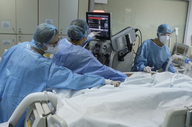 Κορονοϊός: Πολεμικές εικόνες στα νοσοκομεία – “Πεθαίνουν πριν προλάβουν να μπουν σε ΜΕΘ”