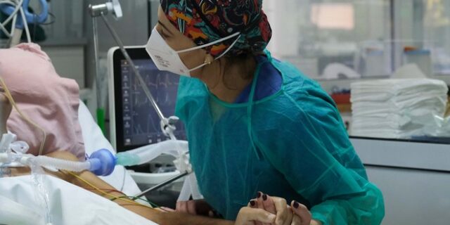 Κορονοϊός: Υποχωρούν τα κρούσματα αλλά όχι οι θάνατοι και οι διασωληνώσεις