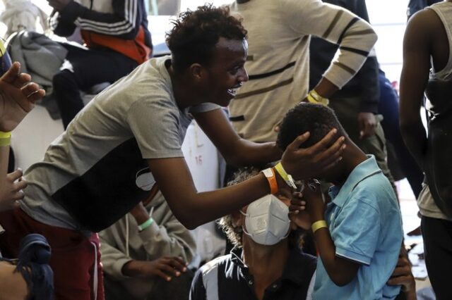 Ιταλία: Διάσωση εκατοντάδων μεταναστών – Ανάμεσά τους παιδιά και ένα νεογέννητο