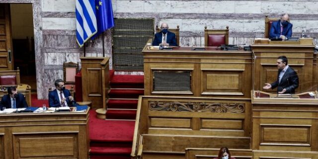 LIVE Βουλή: Σύγκρουση για την ακρίβεια