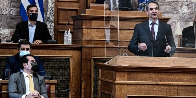 Νέα μέτρα και μετάλλαξη Όμικρον: Διστάζει η κυβέρνηση, παρά τον αριθμό των θυμάτων