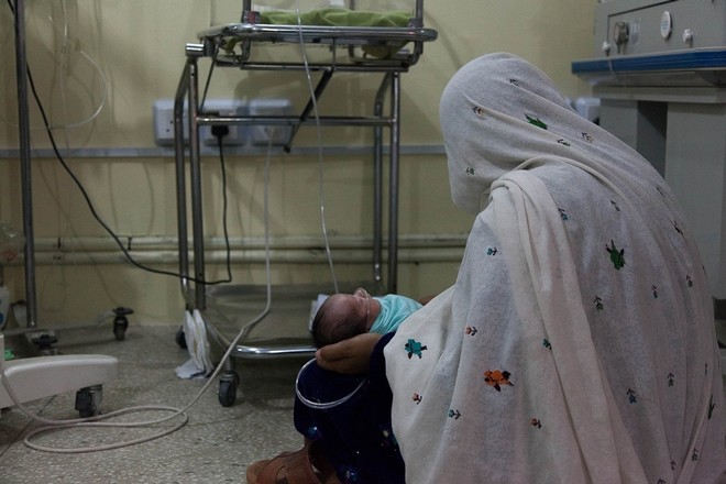 Γιατροί Χωρίς Σύνορα: Στην παιδιατρική πτέρυγα στο Πακιστάν ένα μωρό κάνει την μεγάλη ανατροπή