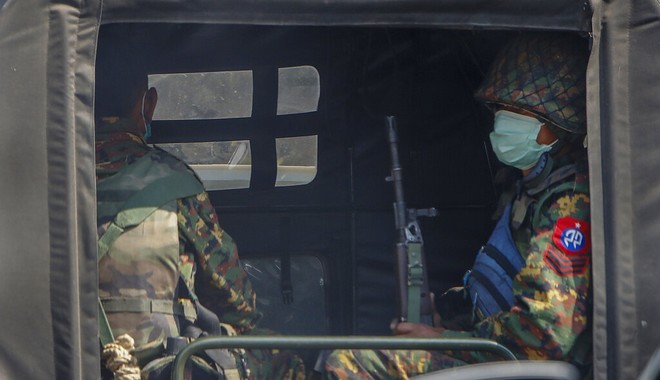 Μιανμάρ: Ο στρατός συνέλαβε 18 υγειονομικούς επειδή περιέθαλψαν “τρομοκράτες”