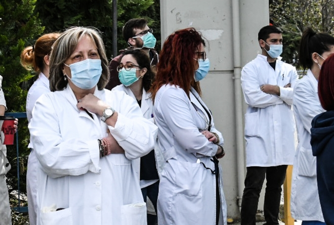 Κορονοϊός: Διορία μίας εβδομάδας στους ιδιώτες γιατρούς να συνδράμουν στο ΕΣΥ