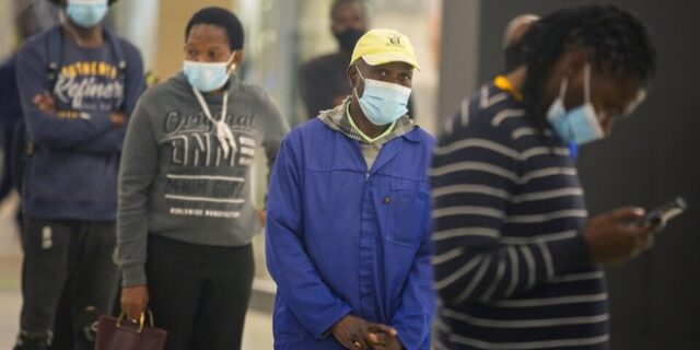 Μετάλλαξη Όμικρον: “Πιθανόν αποτελεσματικά τα εμβόλια” λέει κορυφαίος επιδημιολόγος της Νότιας Αφρικής