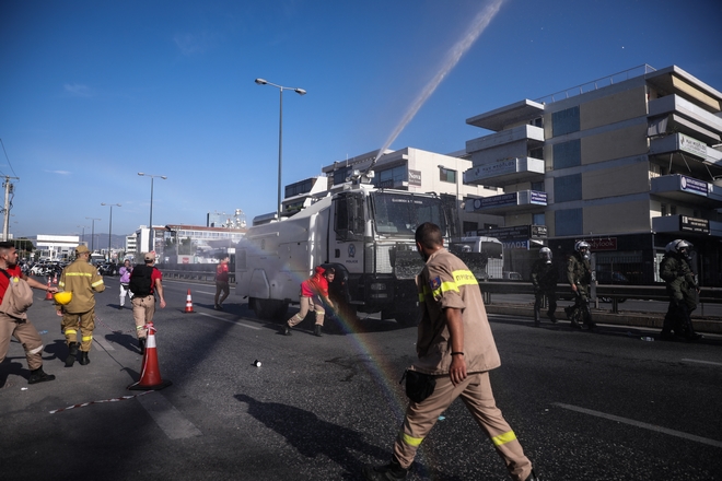 Επεισόδια στην Κηφισίας: Καταγγελία για τραυματισμό πυροσβέστη από κροτίδα αστυνομικών