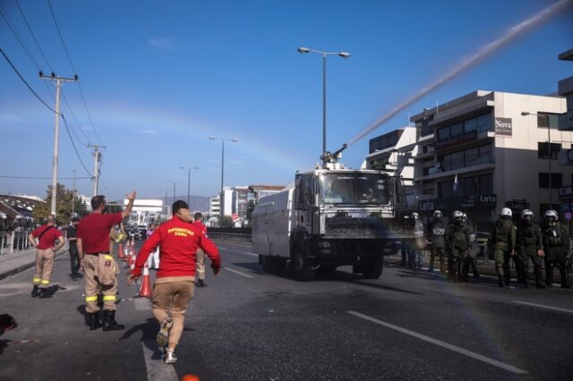 Επεισόδια στην Κηφισίας: Αστυνομικοί έριξαν χημικά και νερό στους πυροσβέστες