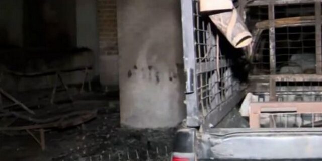 Μενίδι: Φωτιά σε πυλωτή κατέστρεψε πέντε αυτοκίνητα