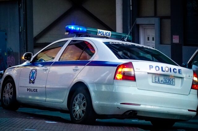 Μενίδι: Επεισοδιακή καταδίωξη αυτοκινήτου – Αστυνομικός άνοιξε πυρ