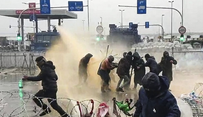 Πολωνία: Επίθεση της αστυνομίας με χημικά και αύρες κατά μεταναστών στα σύνορα