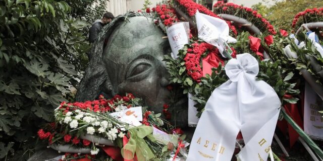 Επέτειος Πολυτεχνείου: Η στιγμή της κατάθεσης στεφάνου από τον Σύλλογο Φυλακισθέντων- Εξορισθέντων