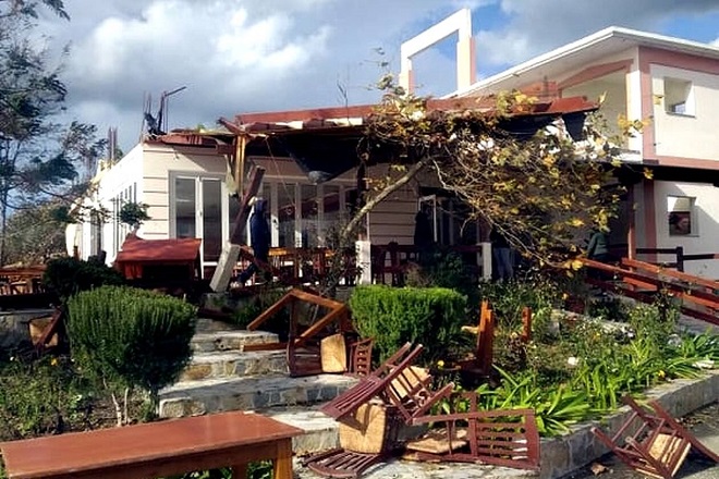 Κακοκαιρία: Καταστροφές σε μεγάλο μέρος της χώρας – Ανεμοστρόβιλος “χτύπησε” την Πρέβεζα