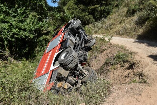 Άρτα: Πυροσβεστικό όχημα έπεσε σε χαράδρα – Στο νοσοκομείο δύο πυροσβέστες