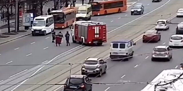 Ρωσία: Πυροσβέστες σταματούν την κυκλοφορία για να περάσει ηλικιωμένη το δρόμο