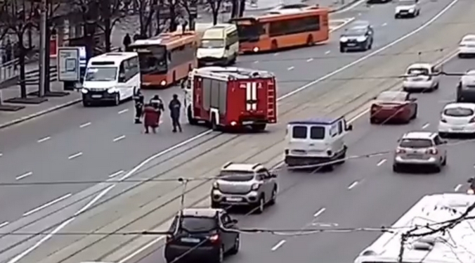 Ρωσία: Πυροσβέστες σταματούν την κυκλοφορία για να περάσει ηλικιωμένη το δρόμο