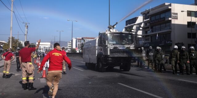 ΣΥΡΙΖΑ για κατασολή πυροσβεστών: “Πρώτα ο Μητσοτάκης τούς χειροκροτεί, μετά τους πνίγει στα χημικά”