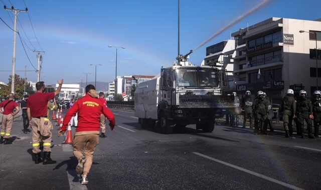 ΣΥΡΙΖΑ για κατασολή πυροσβεστών: “Πρώτα ο Μητσοτάκης τούς χειροκροτεί, μετά τους πνίγει στα χημικά”