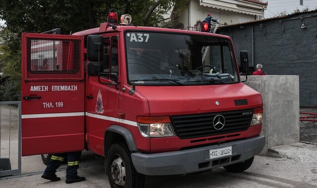 Φωτιά σε διαμέρισμα στην οδό Λιοσίων – Ανασύρθηκε άνδρας χωρίς τις αισθήσεις του