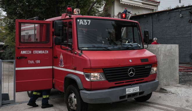 Φωτιά σε διαμέρισμα στην οδό Λιοσίων – Ανασύρθηκε άνδρας χωρίς τις αισθήσεις του