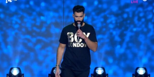 J2US: Αγνώριστος ο Σαρμπέλ στη σκηνή – Το Twitter θυμήθηκε τα νιάτα του