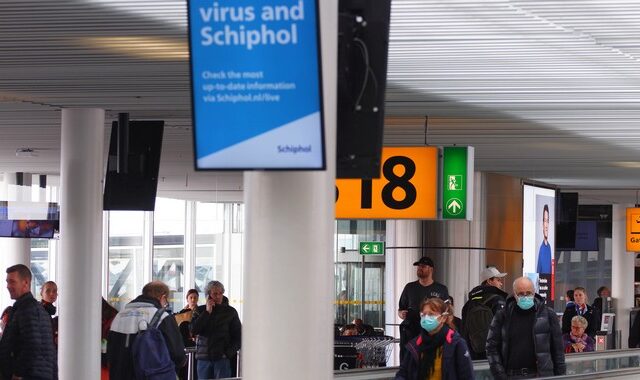 Ολλανδία: “Θρίλερ” πτήσεων με δεκάδες κρούσματα της μετάλλαξης Όμικρον