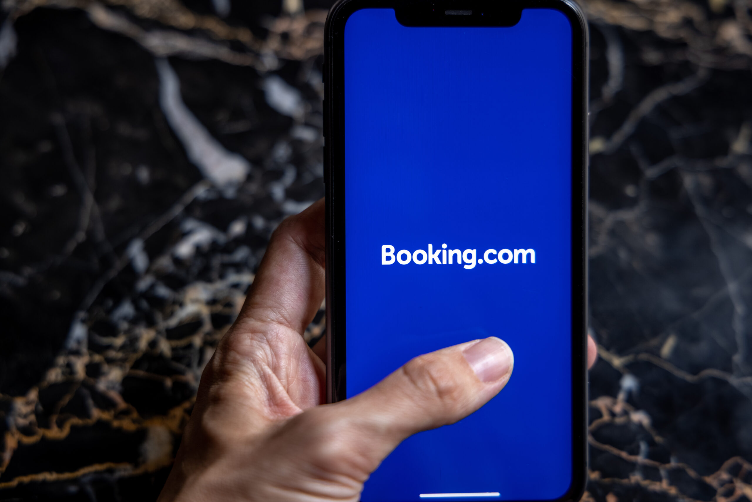 Ποια είναι η Booking.com που όλοι κλείνουμε τα ξενοδοχεία μας; | News 24/7