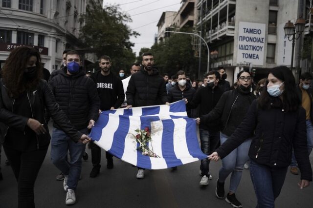 Πολυτεχνείο: Η αυταξία της εξέγερσης και η “μεθυστική τσίκνα” της Μεταπολίτευσης