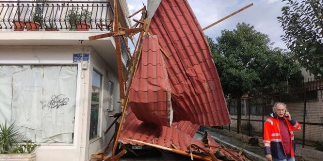 Κακοκαιρία: Άνοιξαν οι ουρανοί στην Αχαΐα – Ξηλώθηκε σκέπαστρο σχολείου στη Ζάκυνθο