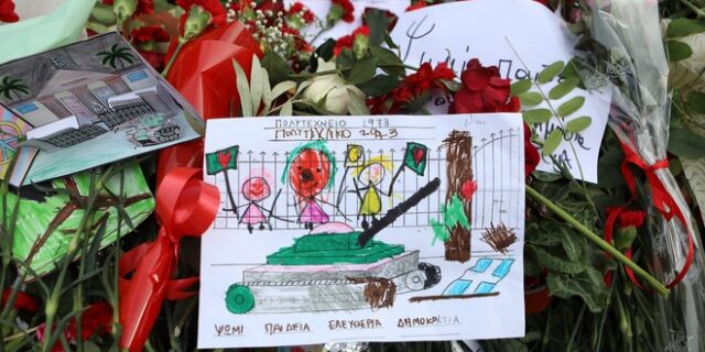 Παιδιά ζωγραφίζουν την εξέγερση και καταθέτουν τα σκίτσα τους στο Πολυτεχνείο
