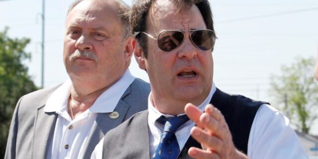 Πέθανε ο Peter Aykroyd: Το SNL τιμά τον αδελφό του Dan Aykroyd, πρώην μέλος του καστ