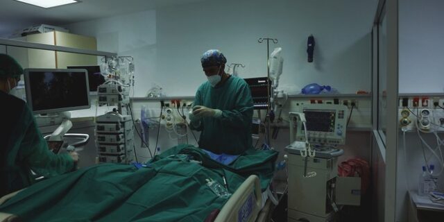 “Όταν λέμε ΜΕΘ δεν εννοούμε ένα κρεβάτι κι έναν αναπνευστήρα” – Όλη η αλήθεια σε ένα βίντεο