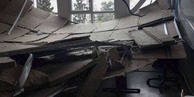 Θεσσαλονίκη: Έπεσε η ψευδοροφή σε σχολική αίθουσα – Από θαύμα γλίτωσαν οι μαθητές
