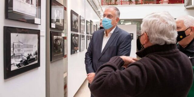 Ο Τάκης Θεοδωρικάκος στην έκθεση φωτογραφίας του Αριστοτέλη Σαρρηκώστα