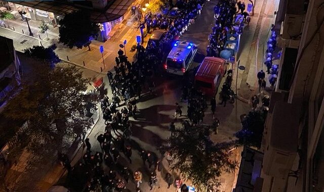 Πολυτεχνείο – Θεσσαλονίκη: Διαδηλωτές ανοίγουν δρόμο για να περάσει ασθενοφόρο