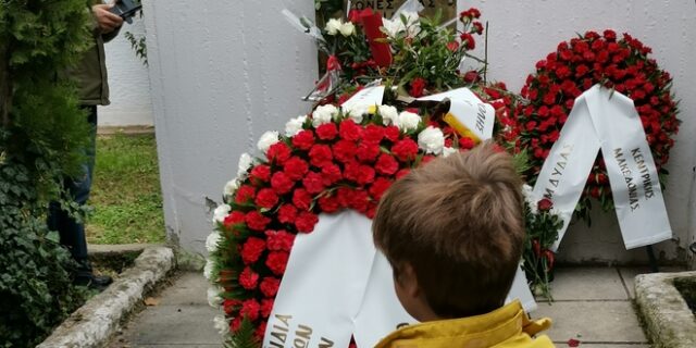 Επέτειος Πολυτεχνείου: Στεφάνια και λουλούδια στο μνημείο στη Θεσσαλονίκη