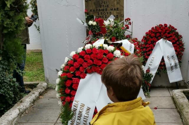 Επέτειος Πολυτεχνείου: Στεφάνια και λουλούδια στο μνημείο στη Θεσσαλονίκη