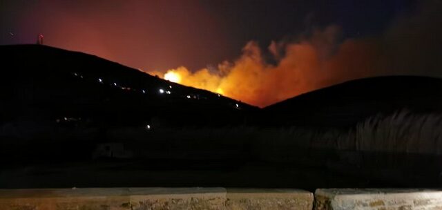 Φωτιά στην Τήνο: Μάχη με τις φλόγες – Απομακρύνθηκαν οι κάτοικοι τριών οικισμών