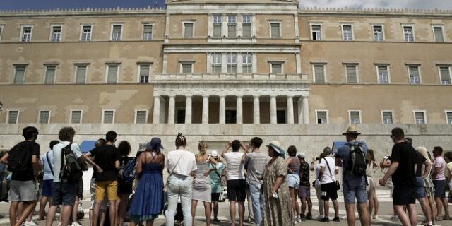 Ελληνικός τουρισμός: Στο μισό τουρίστες και έσοδα το 9μηνο σε σχέση με το 2019