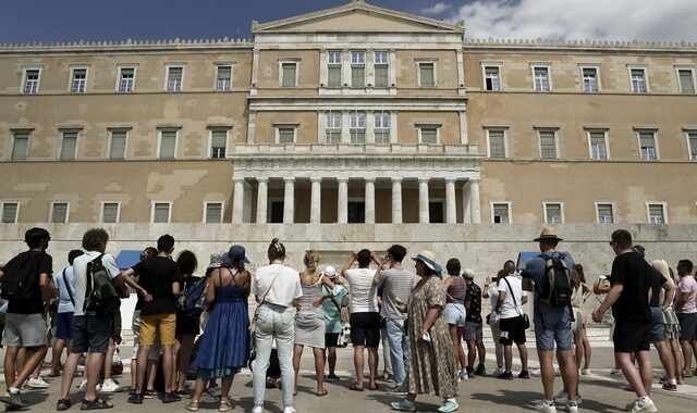 Ελληνικός τουρισμός: Στο μισό τουρίστες και έσοδα το 9μηνο σε σχέση με το 2019