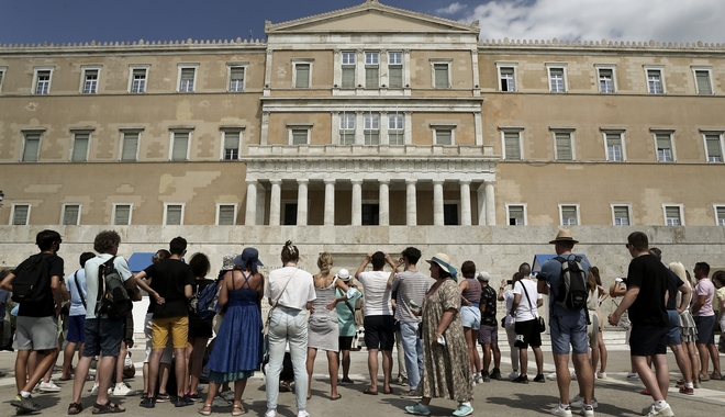 Ελληνικός τουρισμός: Στο μισό τουρίστες και έσοδα το 9μηνο σε σχέση με το 2019