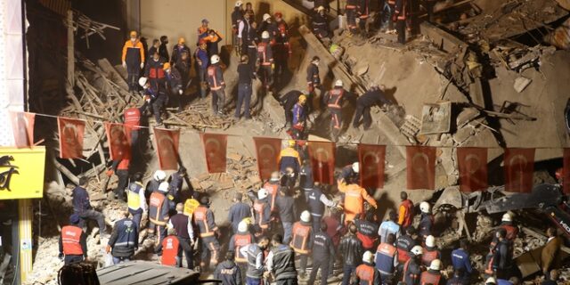 Τουρκία: Δέκα εγκλωβισμένοι σε κτίριο που κατέρρευσε στη Μαλάτια