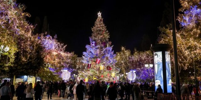 “Μύρισε” Χριστούγεννα στην Αθήνα – Φωταγωγήθηκε το δέντρο στο Σύνταγμα