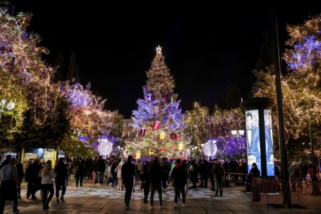 “Μύρισε” Χριστούγεννα στην Αθήνα – Φωταγωγήθηκε το δέντρο στο Σύνταγμα