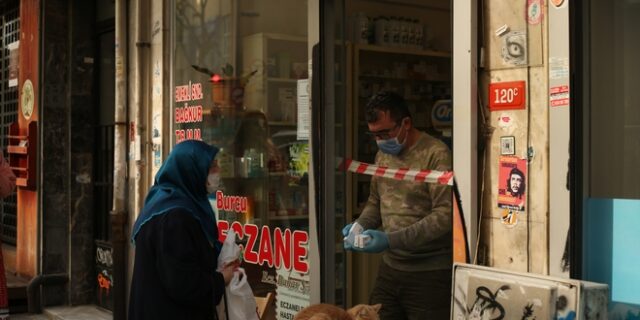 Τουρκία: Η πτώση της λίρας φέρνει μεγάλες ελλείψεις σε φάρμακα